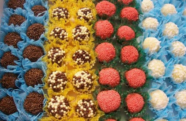 DOCINHOS DE BRIGADEIRO, MORANGUINHO E BEIJINHO