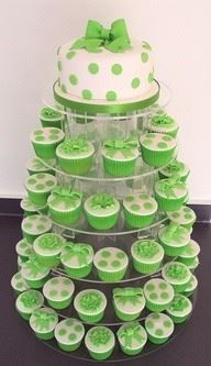 bolinhas verdes no branco acompanha 50 unidades de cupcakes