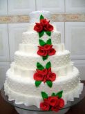 bolo de casamento com rosas vermelha