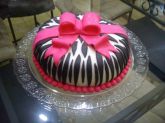 Bolo zebra com laço rosa