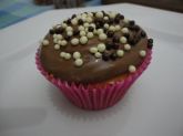 cupcakes simples com  cobertura de chocolate